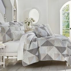 Wholesale 𧨠Five Queens Court Phoebe Patchwork Quilt π