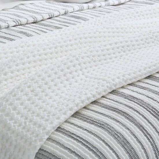 New π Five Queens Court Crystal Cove Coverlet π― 2 New π Five Queens Court Crystal Cove Coverlet π― - Image 2