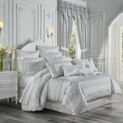 Brand new π₯° Five Queens Court Rivas Comforter Set βοΈ